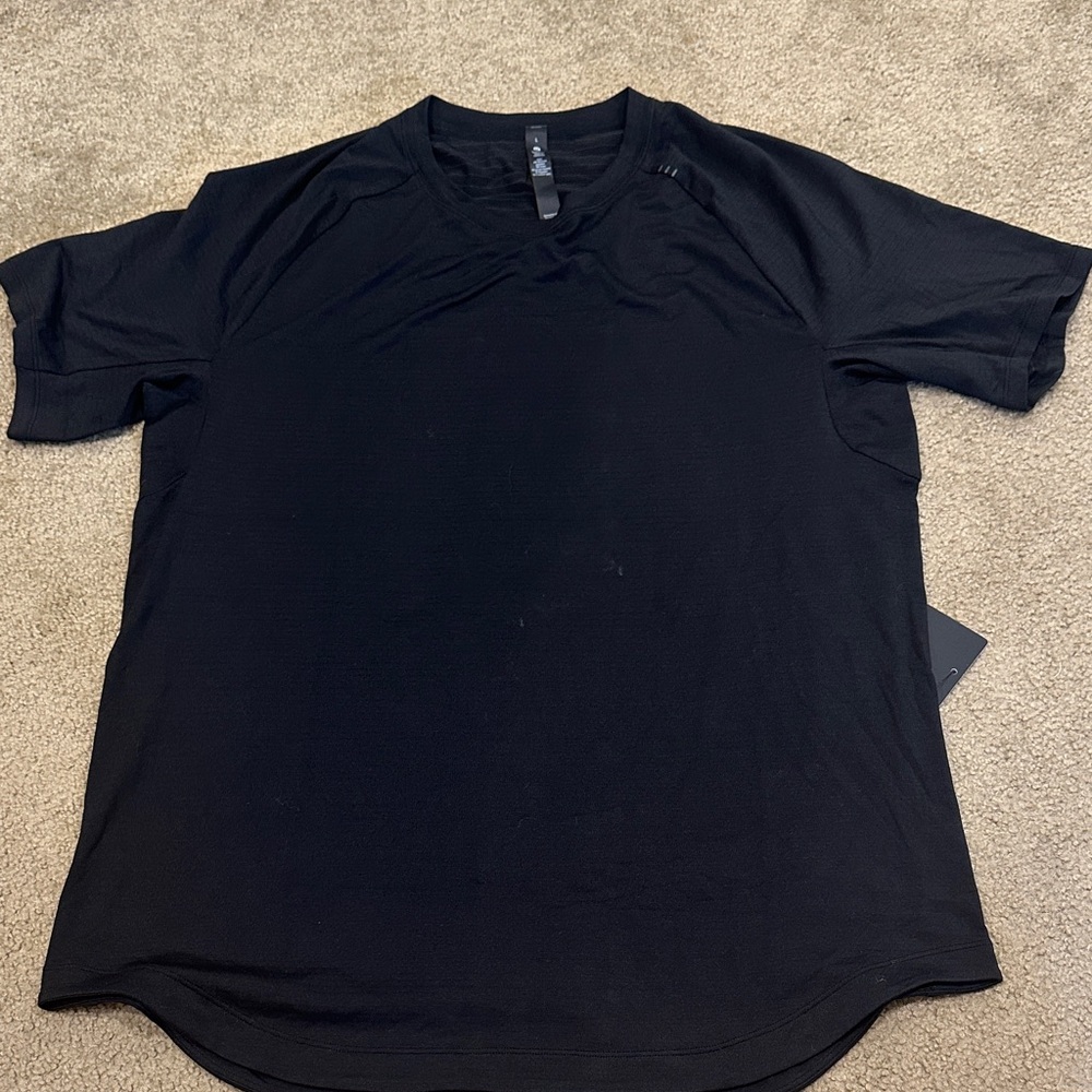 NWT Men’s Lulu dry sense short sleeve